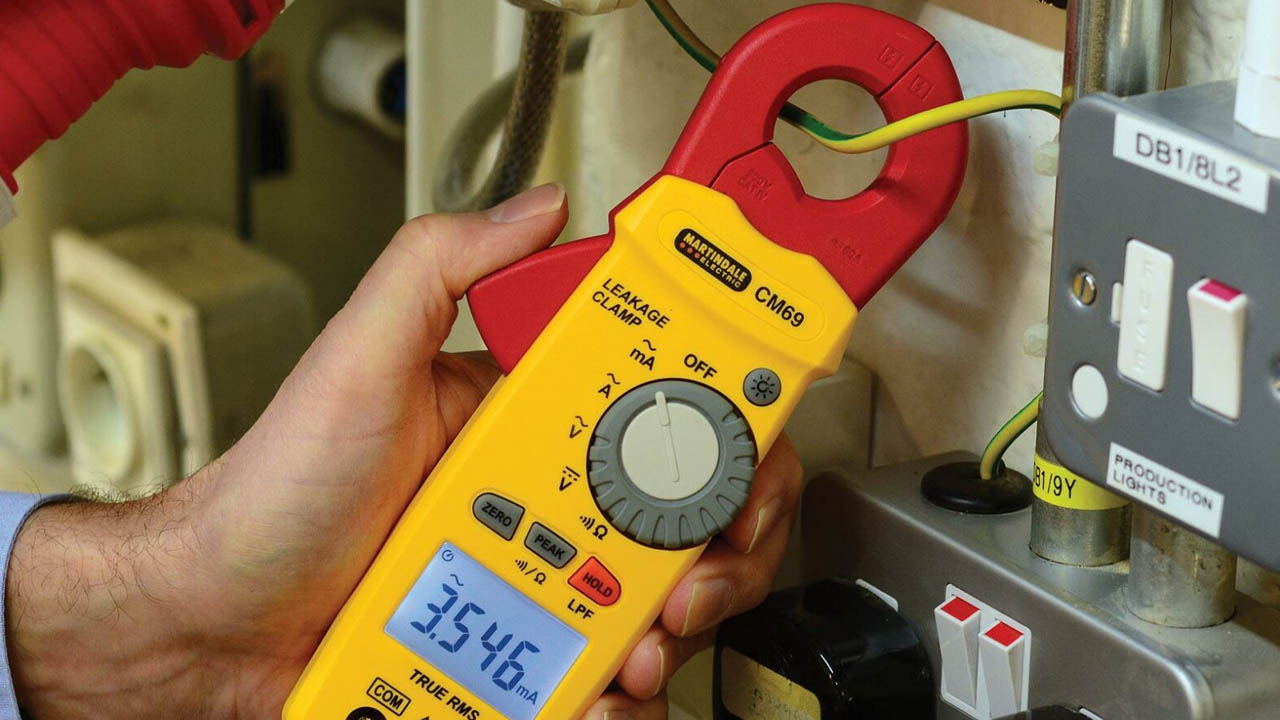 Dùng ampe kìm đo dòng rò tại hiện trường